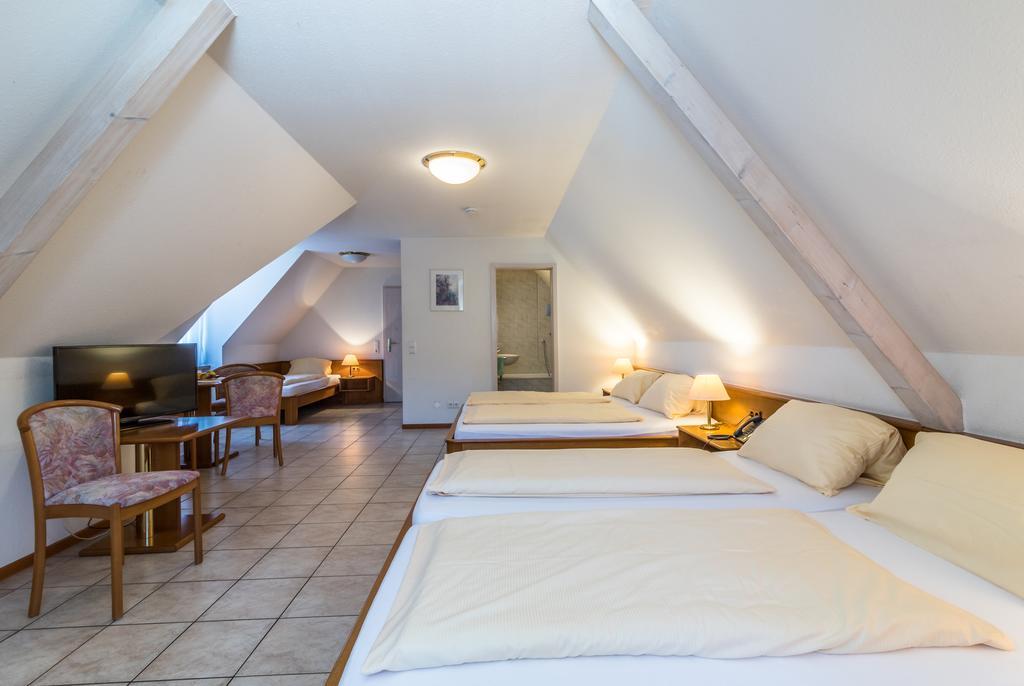 Hotel Loewen Garni Oberrimsingen Habitación foto