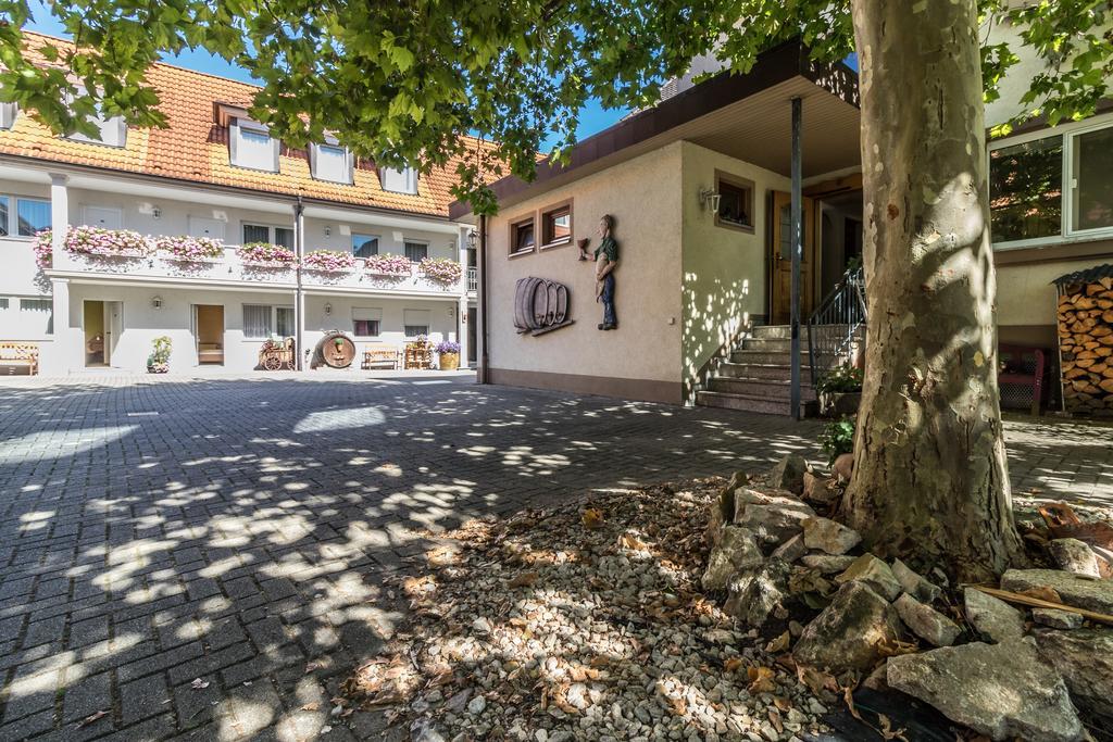 Hotel Loewen Garni Oberrimsingen Exterior foto